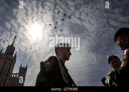 Moskau, Russland. 7.. Mai 2022. Mikoyan MiG-29SMT-Mehrzweckjäger fliegen in Z-Formation auf dem Hintergrund des sowjetischen Wolkenkratzers am Kotelnicheskaya-Damm während der Generalprobe des bevorstehenden Siegestages, der den 77.. Jahrestag des Sieges über Nazi-Deutschland im Zweiten Weltkrieg in Moskau, Russland, ankündigte. Nikolay Vinokurov/Alamy Live News Stockfoto