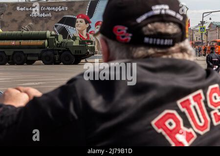 Moskau, Russland. 7. Mai 2022. Nach einer Generalprobe für die bevorstehende Siegesparade zum 77. Jahrestag des Sieges über Nazideutschland im Zweiten Weltkrieg in Moskau, Russland, zieht das Luftwaffenabwehrraketensystem S-400 Triumf vom Roten Platz ab. Nikolay Vinokurov/Alamy Live News Stockfoto