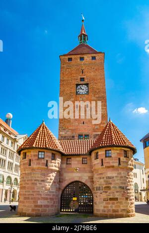 Tolle Südwestansicht des berühmten mittelalterlichen Wehrturms Weißer Turm mit barbican in Nürnberg, Deutschland. Das Tor und sein Turm... Stockfoto