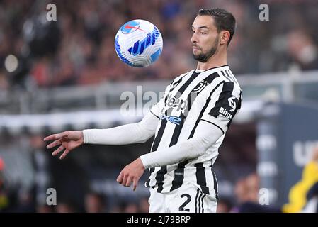 Genua, Italien. 06.. Mai 2022. Mattia De Sciglio vom FC Juventus kontrolliert den Ball während des Serie-A-Spiels zwischen Genua und Juventus im Stadio Luigi Ferraris, Genua, Italien, am 6. Mai 2022. Kredit: Giuseppe Maffia/Alamy Live Nachrichten Stockfoto