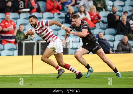 Leeds, England - 7.. Mai 2022 - Bevan die Franzosen der Wigan Warriors Rennen weg. Rugby League Betfred Challenge Cup Halbfinale Wigan Warriors vs St. Helens im Elland Road Stadium, Leeds, Großbritannien Dean Williams Credit: Dean Williams/Alamy Live News Stockfoto