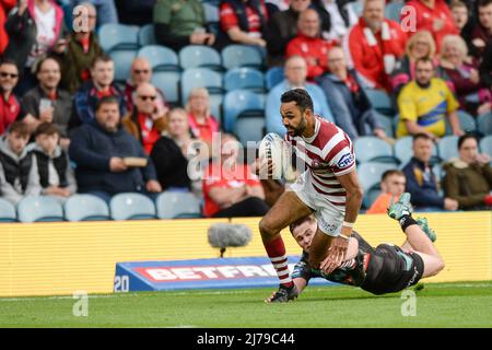 Leeds, England - 7.. Mai 2022 - Bevan die Franzosen der Wigan Warriors Rennen weg. Rugby League Betfred Challenge Cup Halbfinale Wigan Warriors vs St. Helens im Elland Road Stadium, Leeds, Großbritannien Dean Williams Credit: Dean Williams/Alamy Live News Stockfoto