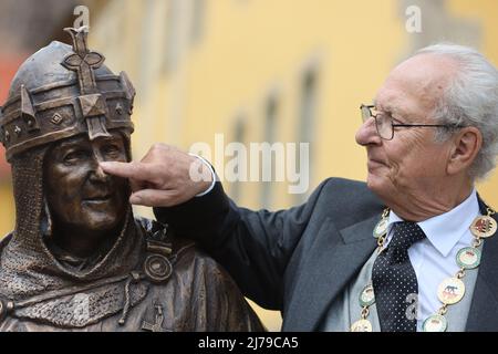 07. Mai 2022, Sachsen-Anhalt, Ballenstedt: Eduard Prinz von Anhalt steht am neu gestalteten Denkmal für Albrecht den Bären. Eduard von Anhalt feiert seinen 80.. Geburtstag in Ballenstedt. Gleichzeitig fand die Investitur statt. Im Rahmen der Investitur werden Personen jährlich vom Askan-Hausorden 'Albrecht der Bär' für besondere Leistungen geehrt. Die Investitur findet im Beisein von Eduard Prinz von Anhalt statt. Foto: Matthias Bein/dpa/ZB Stockfoto