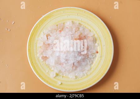 Nahaufnahme von rosa Steinsalz in einer Schüssel auf dem Tisch Stockfoto