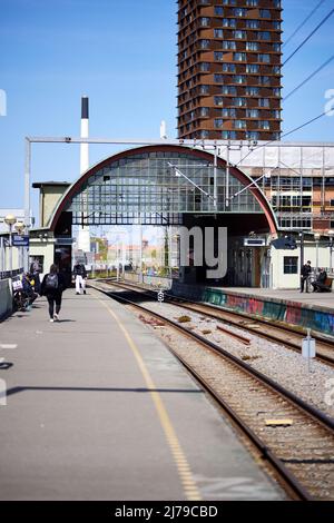 Bahnhof Nørrebro (entworfen von Knud Tanggaard Seest, 1930), Bahnsteig und Gleise; Kopenhagen, Dänemark Stockfoto