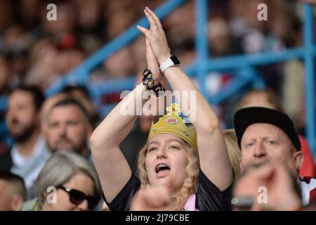 Leeds, England - 7.. Mai 2022 - Fans von Wigan Warriors feiern. Rugby League Betfred Challenge Cup Halbfinale Wigan Warriors vs St. Helens im Elland Road Stadium, Leeds, Großbritannien Dean Williams Credit: Dean Williams/Alamy Live News Stockfoto