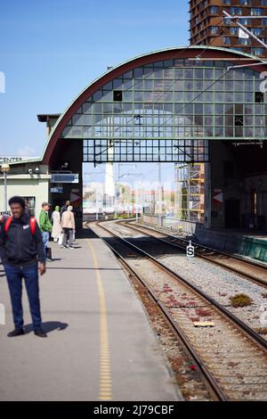 Bahnhof Nørrebro (entworfen von Knud Tanggaard Seest, 1930), Bahnsteig und Gleise, Kopenhagen, Dänemark Stockfoto