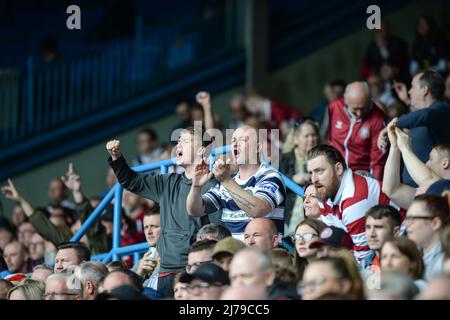 Leeds, England - 7.. Mai 2022 - Fans von Wigan Warriors feiern. Rugby League Betfred Challenge Cup Halbfinale Wigan Warriors vs St. Helens im Elland Road Stadium, Leeds, Großbritannien Dean Williams Credit: Dean Williams/Alamy Live News Stockfoto