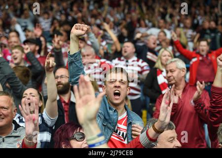 Leeds, England - 7.. Mai 2022 - Fans von Wigan Warriors feiern. Rugby League Betfred Challenge Cup Halbfinale Wigan Warriors vs St. Helens im Elland Road Stadium, Leeds, Großbritannien Dean Williams Credit: Dean Williams/Alamy Live News Stockfoto