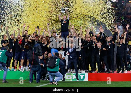 Stadio Via del Mare, Lecce, Italien, 06. Mai 2022, Kapitän Fabio Lucioni (US Lecce) hebt den Pokal in den Himmel für den Sieg der Serie B 2021/2022 c Stockfoto