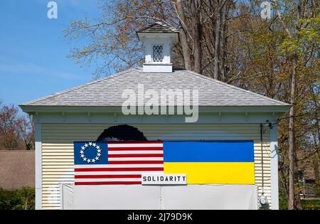 Eine Scheune in Barnstable, Massachusetts, auf Cape Cod, mit der US- und der ukrainischen Flagge. Stockfoto