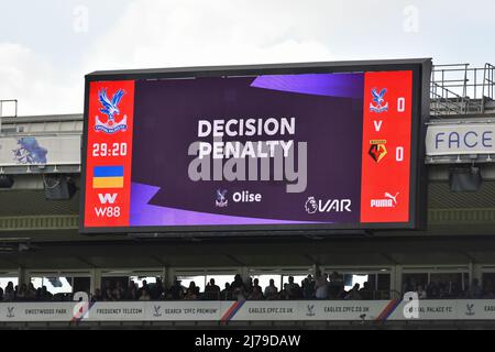 LONDON, GROSSBRITANNIEN. 7.. MAI VAR-Entscheidungsstrafe während des Premier League-Spiels zwischen Crystal Palace und Watford im Selhurst Park, London, am Samstag, 7.. Mai 2022. (Kredit: Ivan Yordanov | MI Nachrichten) Kredit: MI Nachrichten & Sport /Alamy Live Nachrichten Stockfoto