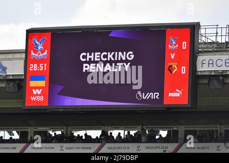 LONDON, GROSSBRITANNIEN. MAI 7. VAR prüft während des Premier League-Spiels zwischen Crystal Palace und Watford im Selhurst Park, London, am Samstag, 7.. Mai 2022, auf Strafgebühren. (Kredit: Ivan Yordanov | MI Nachrichten) Kredit: MI Nachrichten & Sport /Alamy Live Nachrichten Stockfoto