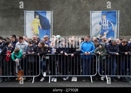 Die Fans von Brighton und Hove Albion warten vor dem Premier League-Spiel im AMEX Stadium in Brighton auf die Ankunft der Manchester United-Spieler. Bilddatum: Samstag, 7. Mai 2022. Stockfoto