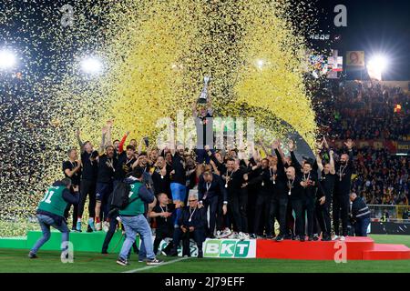 Kapitän Fabio Lucioni (US Lecce) hebt den Pokal zum Sieg der Serie B 2021/2022 Meisterschaft während US Lecce gegen Pordenone Calcio, italienische Fußball-Serie B Spiel in Lecce, Italien, Mai 06 2022 Stockfoto