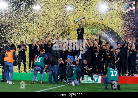 Kapitän Fabio Lucioni (US Lecce) hebt den Pokal zum Sieg der Serie B 2021/2022 Meisterschaft während US Lecce gegen Pordenone Calcio, italienische Fußball-Serie B Spiel in Lecce, Italien, Mai 06 2022 Stockfoto