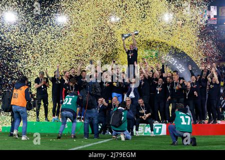 Kapitän Fabio Lucioni (US Lecce) hebt den Pokal zum Sieg der Serie B 2021/2022 Meisterschaft während US Lecce gegen Pordenone Calcio, italienische Fußball-Serie B Spiel in Lecce, Italien, Mai 06 2022 Stockfoto