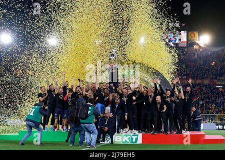 Kapitän Fabio Lucioni (US Lecce) hebt den Pokal zum Sieg der Serie B 2021/2022 Meisterschaft während US Lecce gegen Pordenone Calcio, italienische Fußball-Serie B Spiel in Lecce, Italien, Mai 06 2022 Stockfoto