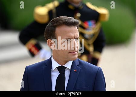 Paris, Frankreich. 7.. Mai 2022. Der französische Präsident Emmanuel Macron überprüft die Truppen in den Gärten des Elysée-Palasts nach der Investiturfeier in Paris, Frankreich, am 7. Mai 2022. Quelle: Xinhua/Alamy Live News Stockfoto