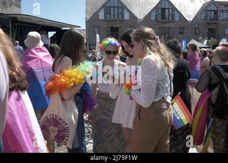 Falmouth Cornwall, Großbritannien 07.. Mai 2022. Eine heldenhaft stellvertretende Bürgermeisterin der Stadt Falmouth, die voll von der Bürokette ist und ihre „Rainbow Pride“-Flagge hält, sieht, wie sie in einem Steak-Restaurant auf dem Event Square der Stadt Falmouth auf ein Feuer zuläuft. Die Big Gay Pride Unterhaltungsstätte musste für die Sicherheit der anwesenden Massen evakuiert werden. Ratsmitglied Kirsty Edwards ist ein eifriger Befürworter der Minderheitenrechte. Falmouth Cornwall Robert Taylor Alamy Live News Stockfoto