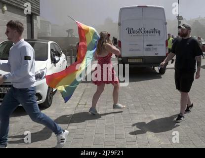 Falmouth Cornwall, Großbritannien 07.. Mai 2022. Eine heldenhaft stellvertretende Bürgermeisterin der Stadt Falmouth, die voll von der Bürokette ist und ihre „Rainbow Pride“-Flagge hält, sieht, wie sie in einem Steak-Restaurant auf dem Event Square der Stadt Falmouth auf ein Feuer zuläuft. Die Big Gay Pride Unterhaltungsstätte musste für die Sicherheit der anwesenden Massen evakuiert werden. Ratsmitglied Kirsty Edwards ist ein eifriger Befürworter der Minderheitenrechte. Falmouth Cornwall Robert Taylor Alamy Live News Stockfoto