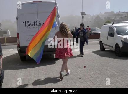 Falmouth Cornwall, Großbritannien 07.. Mai 2022. Eine heldenhaft stellvertretende Bürgermeisterin der Stadt Falmouth, die voll von der Bürokette ist und ihre „Rainbow Pride“-Flagge hält, sieht, wie sie in einem Steak-Restaurant auf dem Event Square der Stadt Falmouth auf ein Feuer zuläuft. Die Big Gay Pride Unterhaltungsstätte musste für die Sicherheit der anwesenden Massen evakuiert werden. Ratsmitglied Kirsty Edwards ist ein eifriger Befürworter der Minderheitenrechte. Falmouth Cornwall Robert Taylor Alamy Live News Stockfoto