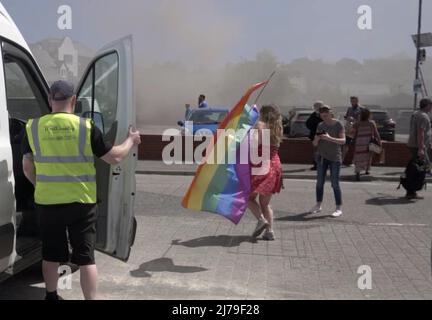 Falmouth Cornwall, Großbritannien 07.. Mai 2022. Eine heldenhaft stellvertretende Bürgermeisterin der Stadt Falmouth, die voll von der Bürokette ist und ihre „Rainbow Pride“-Flagge hält, sieht, wie sie in einem Steak-Restaurant auf dem Event Square der Stadt Falmouth auf ein Feuer zuläuft. Die Big Gay Pride Unterhaltungsstätte musste für die Sicherheit der anwesenden Massen evakuiert werden. Ratsmitglied Kirsty Edwards ist ein eifriger Befürworter der Minderheitenrechte. Falmouth Cornwall Robert Taylor Alamy Live News Stockfoto