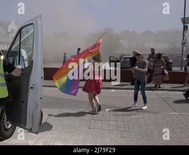 Falmouth Cornwall, Großbritannien 07.. Mai 2022. Eine heldenhaft stellvertretende Bürgermeisterin der Stadt Falmouth, die voll von der Bürokette ist und ihre „Rainbow Pride“-Flagge hält, sieht, wie sie in einem Steak-Restaurant auf dem Event Square der Stadt Falmouth auf ein Feuer zuläuft. Die Big Gay Pride Unterhaltungsstätte musste für die Sicherheit der anwesenden Massen evakuiert werden. Ratsmitglied Kirsty Edwards ist ein eifriger Befürworter der Minderheitenrechte. Falmouth Cornwall Robert Taylor Alamy Live News Stockfoto