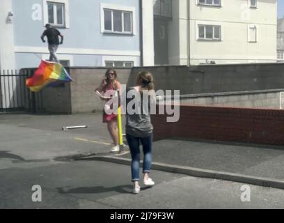 Falmouth Cornwall, Großbritannien 07.. Mai 2022. Eine heldenhaft stellvertretende Bürgermeisterin der Stadt Falmouth, die voll von der Bürokette ist und ihre „Rainbow Pride“-Flagge hält, sieht, wie sie in einem Steak-Restaurant auf dem Event Square der Stadt Falmouth auf ein Feuer zuläuft. Die Big Gay Pride Unterhaltungsstätte musste für die Sicherheit der anwesenden Massen evakuiert werden. Ratsmitglied Kirsty Edwards ist ein eifriger Befürworter der Minderheitenrechte. Falmouth Cornwall Robert Taylor Alamy Live News Stockfoto