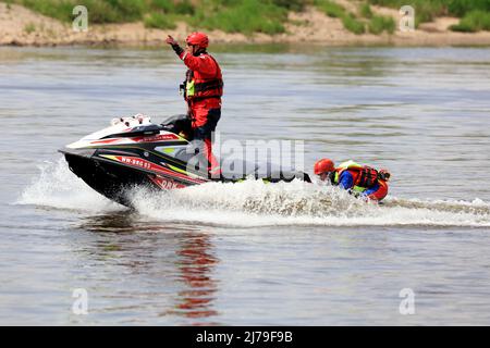 07. Mai 2022, Sachsen-Anhalt, Niegripp: Ein Rettungsschwimmer aus der Wasserwacht fährt während einer Übung auf der Elbe einen Jetski. Spezialisierte Hochwasserretter-Teams aus Sachsen-Anhalt von der Wasserwacht zeigen bei einer großen lebensrettenden Übung ihr Können. Sachsen-Anhalt wurde 2002 und 2013 von Hochwasserkatastrophen heimgesucht. Das Sachsen-Anhalt-Kapitel des Deutschen Roten Kreuzes ist nun besser gerüstet, um mit solchen Ereignissen umzugehen. Foto: Peter Gercke/dpa-Zentralbild/dpa Stockfoto