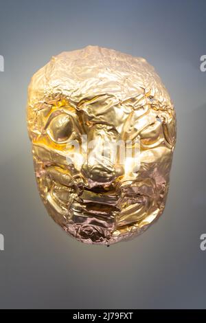 Bogota, Kolumbien, Goldmuseum, 5. Mai 2022. Ein präkolumbianisches Artefakt, eine goldene jaguar Maske. Stockfoto