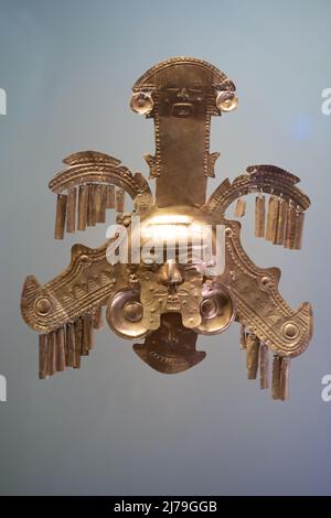 Bogota, Kolumbien, Goldmuseum, 5. Mai 2022. Ein präkolumbianisches Artefakt, ein goldenes Brustschild. Stockfoto