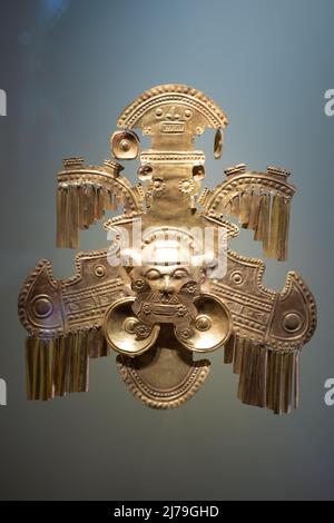 Bogota, Kolumbien, Goldmuseum, 5. Mai 2022. Ein präkolumbianisches Artefakt, ein goldenes Brustschild. Stockfoto