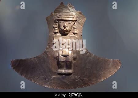Bogota, Kolumbien, Goldmuseum, 5. Mai 2022. Präkolumbianisches Artefakt in Form einer Figur. Stockfoto