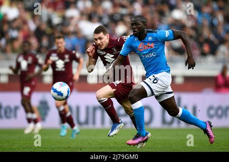 Turin, Italien. 07 Mai 2022. Andrea Belotti vom FC Turin kämpft mit Kalidou Koulibaly vom SSC Napoli während des Fußballspiels der Serie A zwischen dem FC Turin und dem SSC Napoli um den Ball. Kredit: Nicolò Campo/Alamy Live Nachrichten Stockfoto