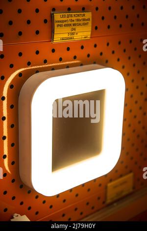 Startseite quadratische Neonlampe auf orangefarbenem Hintergrund. Beleuchtung für zu Hause. Stockfoto