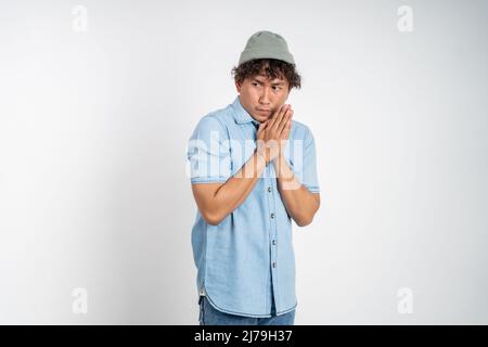 asiatischer junger Mann, der sich über einen isolierten Hintergrund erschrocken fühlt Stockfoto