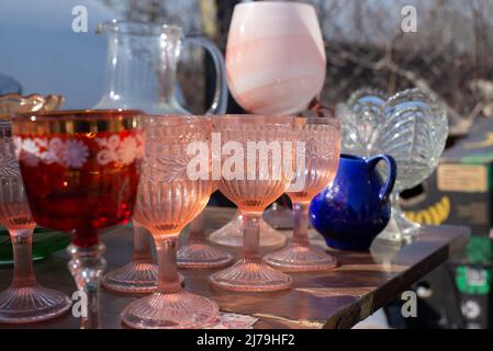 Breslau, Polen 20. märz 2022: Vintage Weingläser aus Pink Cristall und anderem Geschirr zum Verkauf auf dem Flohmarkt, Breslau, Polen. Stockfoto