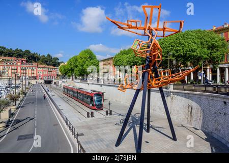 Nizza, moderne Straßenbahn, Linie 2, Port Lympia, Skulptur Lou Che // Lou Che, Steel Sculpture, Port of Nice, Nizza, Südfrankreich