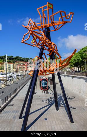 Nizza, moderne Straßenbahn, Linie 2, Port Lympia, Skulptur Lou Che // Lou Che, Steel Sculpture, Port of Nice, Nizza, Südfrankreich