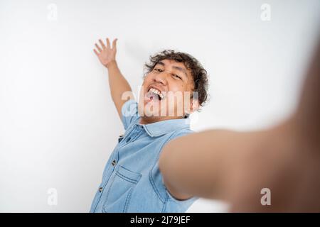 Mann-Vlogger, der ein Video mit seinem Mobiltelefon aufzeichnet Stockfoto