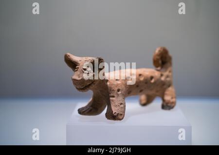 Bogota, Kolumbien, Goldmuseum, 5. Mai 2022. Präkolumbianisches Keramikartefakt in Form einer Figur. Stockfoto