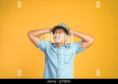 Verwirrte junge muslimische Frau, die sich unsicher über ihr Leben fühlt Stockfoto