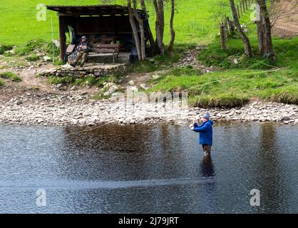 Fischer, der im Fluss Tummel in Pitlochry, Perthshire, Schottland, steht. Stockfoto