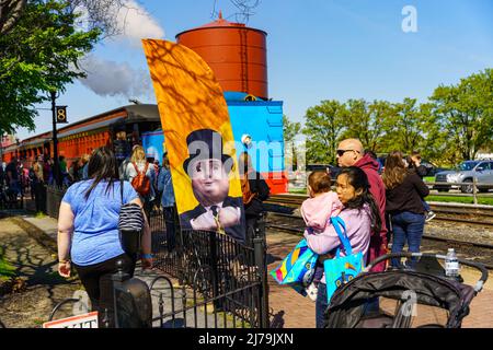 Ronks, PA, USA - 30. April 2022: Sir Topham Hatt winkt während der Thomas the Tank Engine Days an der Strasburg Rail Road in ru aus einem Laternenpfosten Stockfoto