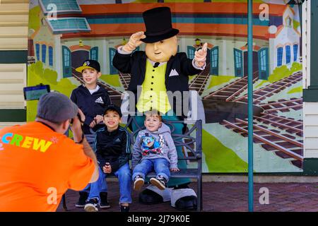 Ronks, PA, USA - 30. April 2022: Sir Topham Hatt posiert mit einer Familie für ein Foto während der Thomas the Tank Engine Days an der Strasburg Rail Road in Stockfoto