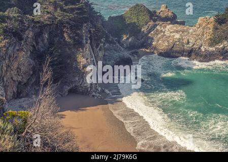 Ein Aprilmorgen an der Küste in Big Sur, Kalifornien, USA. Blick auf die McWay Falls im Julia Pfeiffer Burns State Park. Stockfoto