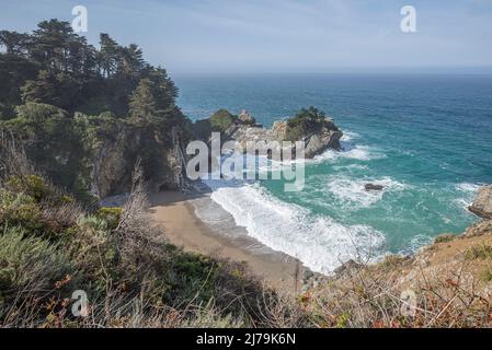 Ein Aprilmorgen an der Küste in Big Sur, Kalifornien, USA. Blick auf die McWay Falls im Julia Pfeiffer Burns State Park. Stockfoto