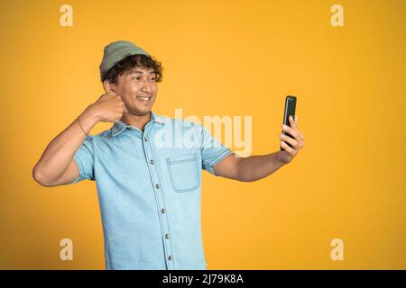 Mann-Vlogger, der ein Video mit seinem Mobiltelefon aufzeichnet Stockfoto