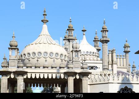 BRIGHTON, GROSSBRITANNIEN - 16. SEPTEMBER 2014: Diese Kuppeln sind ein lebendiges Fragment des Königlichen Pavillons, der in einem ungewöhnlichen Indo-Sarazenen-Stil im EA erbaut wurde Stockfoto